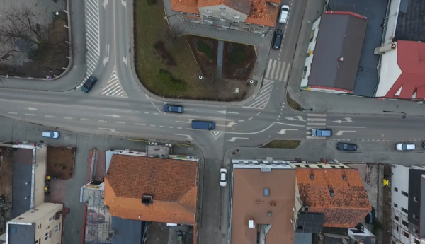 Zatoka za słupkami i smutek samotnych przejść dla pieszych